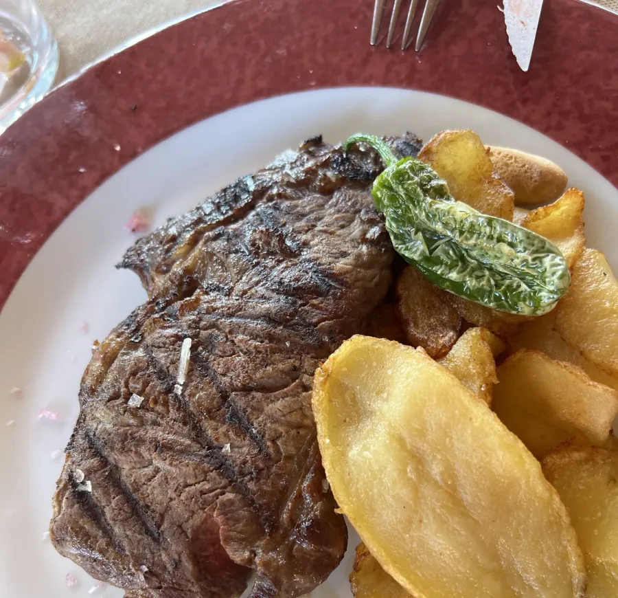 Entrecot a la brasa con patatas caseras y pimiento verde