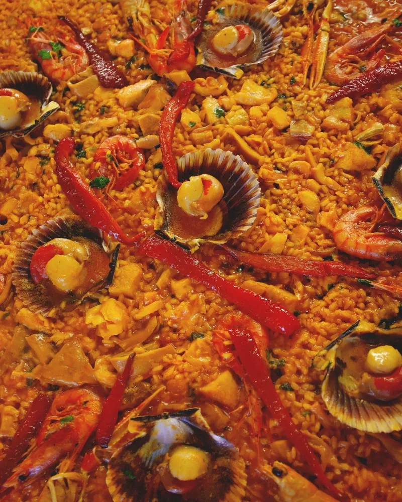 Paella de marisco con vieiras, gambas y pimiento asado